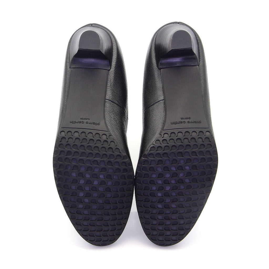 ស្បែកជើងនារី Pierre Cardin កែងជើងខ្ពស់បូមទឹក ទន់ស្រួលពាក់ ផលិតពីស្បែកសុទ្ធ ខ្មៅរលោង ម៉ូដែល 24SD323 