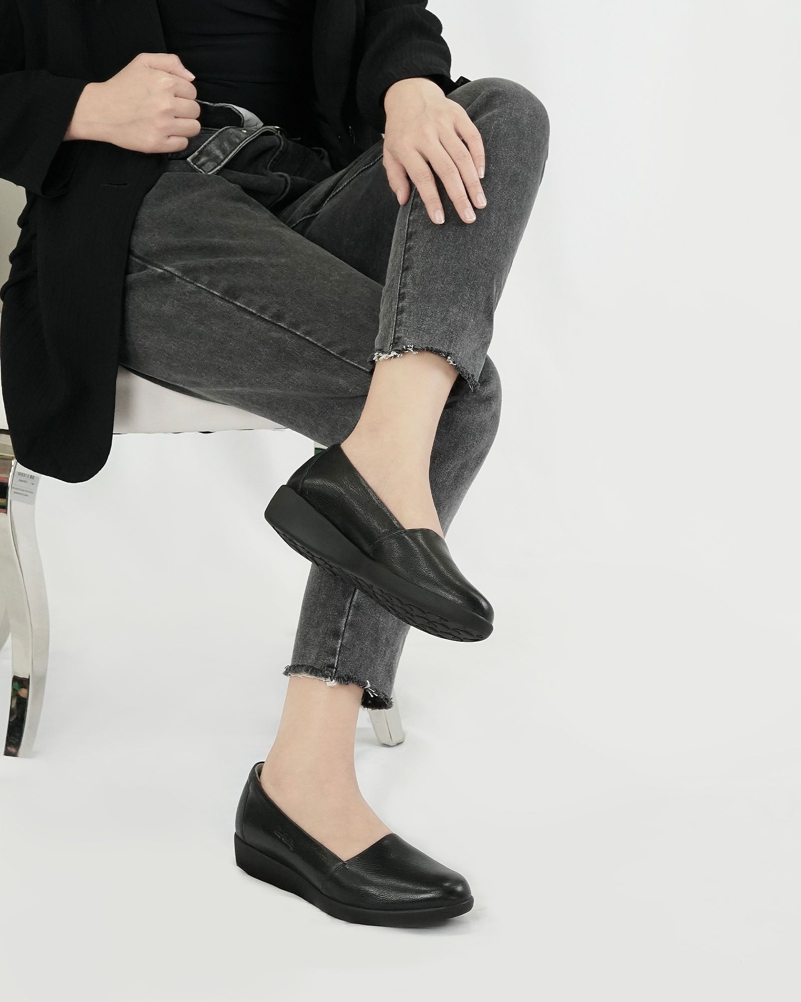 ស្បែកជើងសំប៉ែតនារី Pierre Cardin ទន់ស្រួលពាក់ ផលិតពីស្បែកសុទ្ធ ពណ៌ខ្មៅ ម៉ូដែល 27WC455